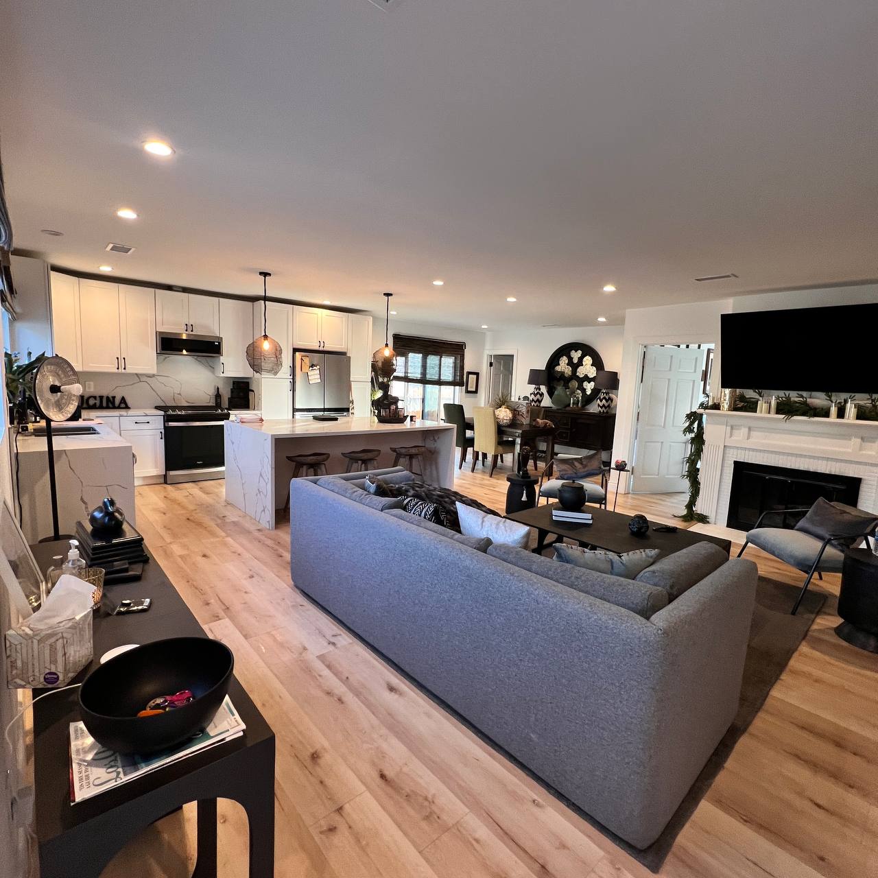 Clean Los Angeles home after professional cleaning by Aquamarine Pro Team