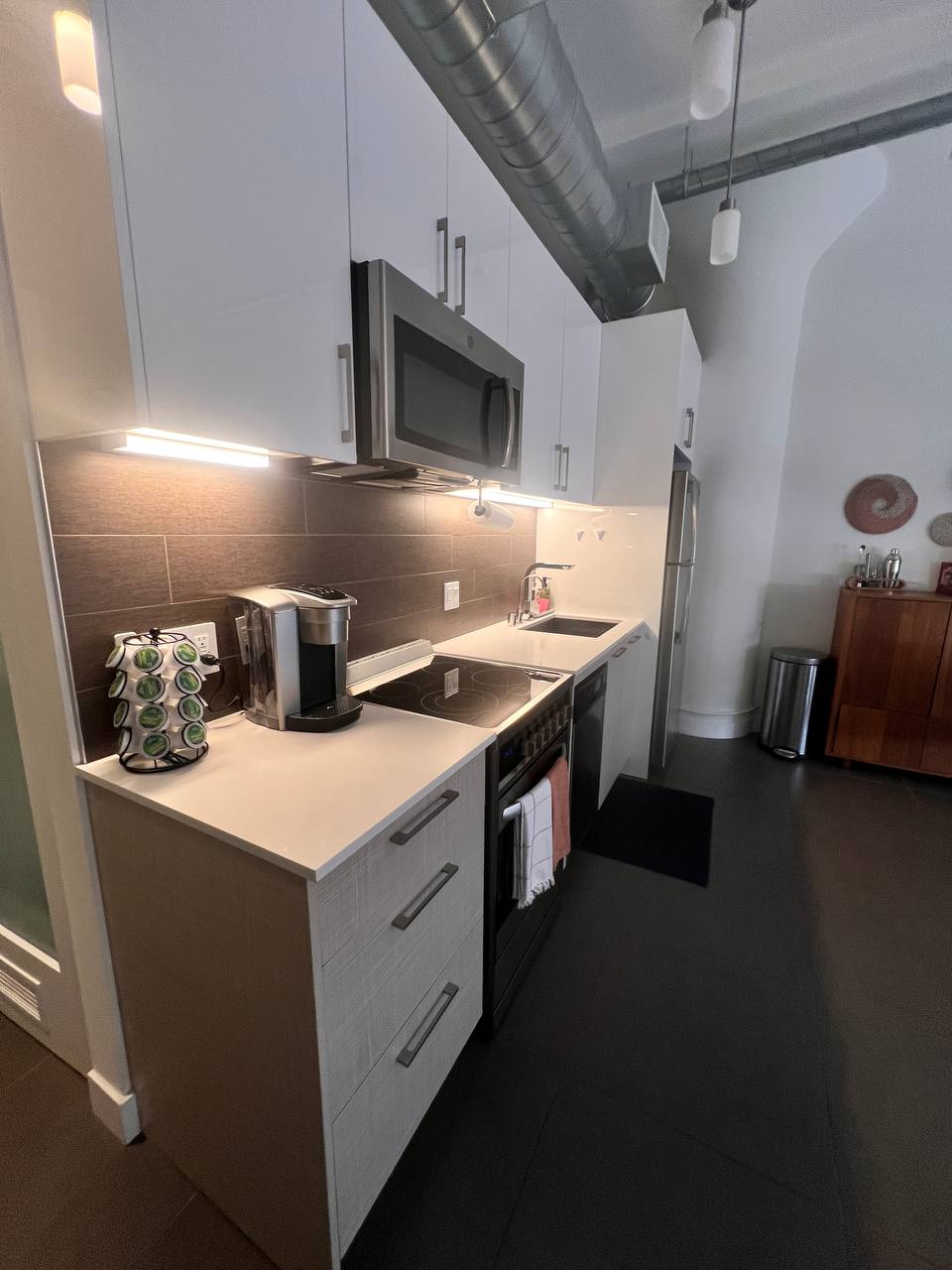 ouse cleaning services in Los Angeles – Aquamarine Pro Team cleaner